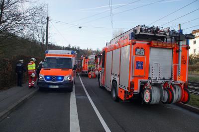 Stuttgart Kaltental: PKW prallt gegen Betonpfeiler. Fahrer schwerst verletzt! 
